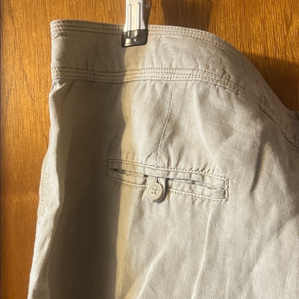 Tommy Bahama Women's Light Tan Capris 14 - Picture 8 of 9